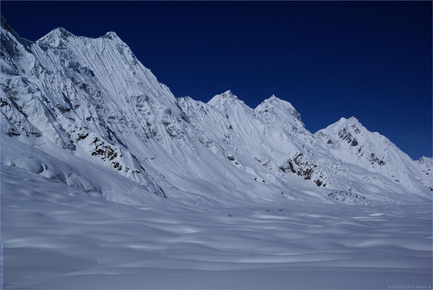 Glacier d'Hispar... En rive gauche, d'impressionante faces Nord