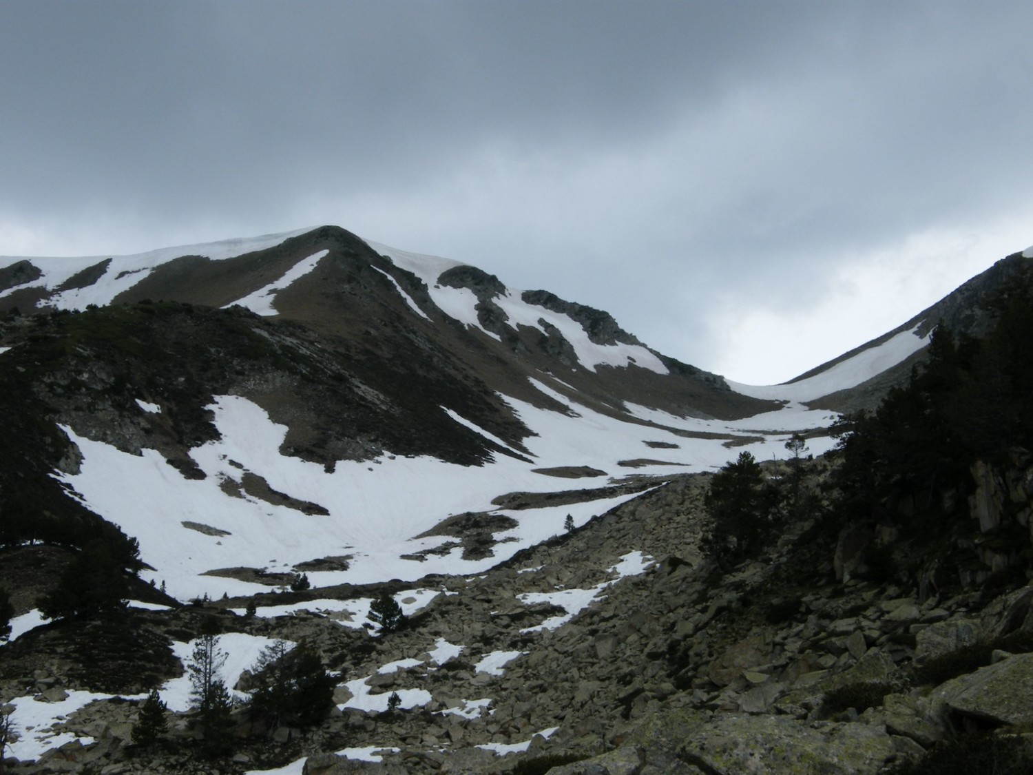 A droite le Col de Barèges