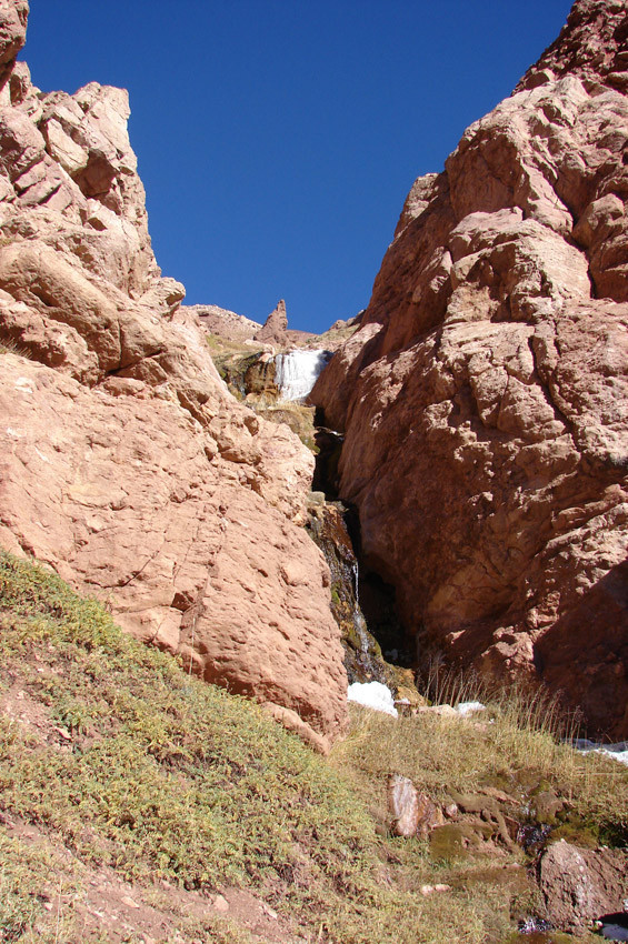 Una cascada y un paso