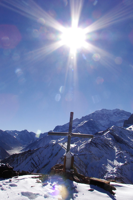 En la cumbre del Panta, al fondo el Aconcagua