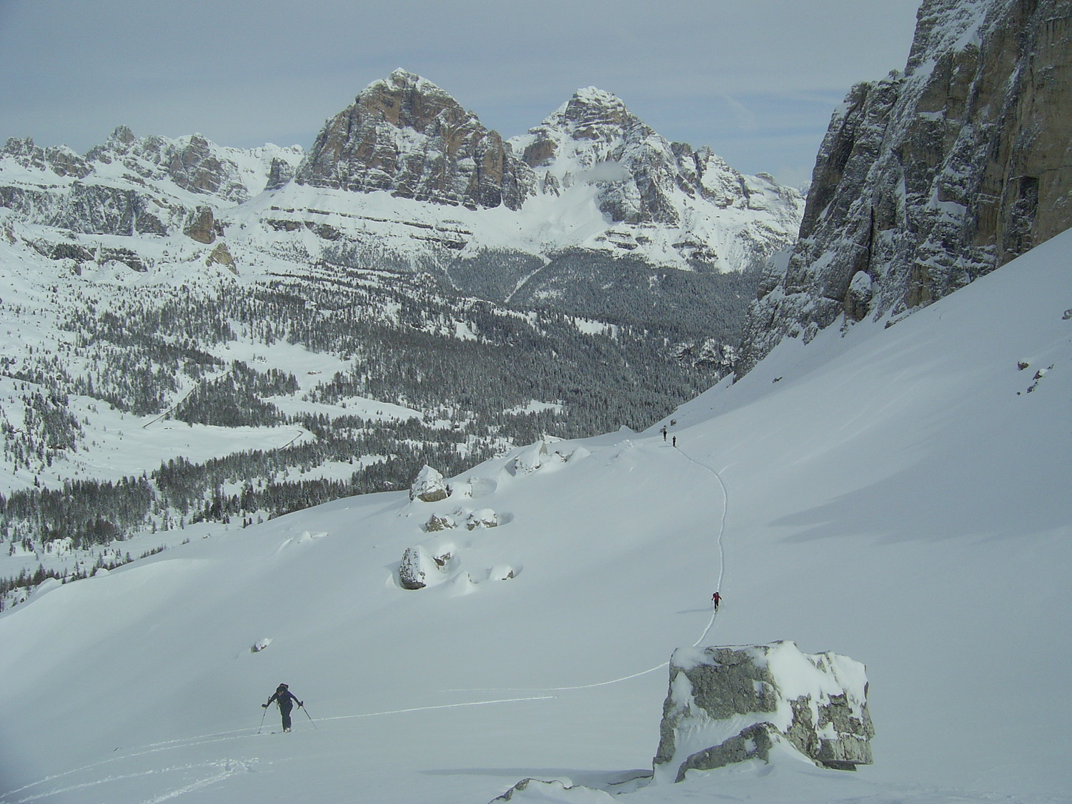verso la forcella giau con alle spalle la tofana di rozes