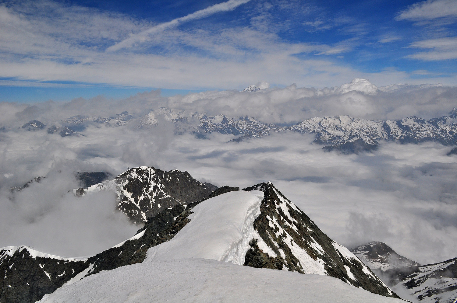Au sommet, le Mont-Blanc nous salue de loin ...