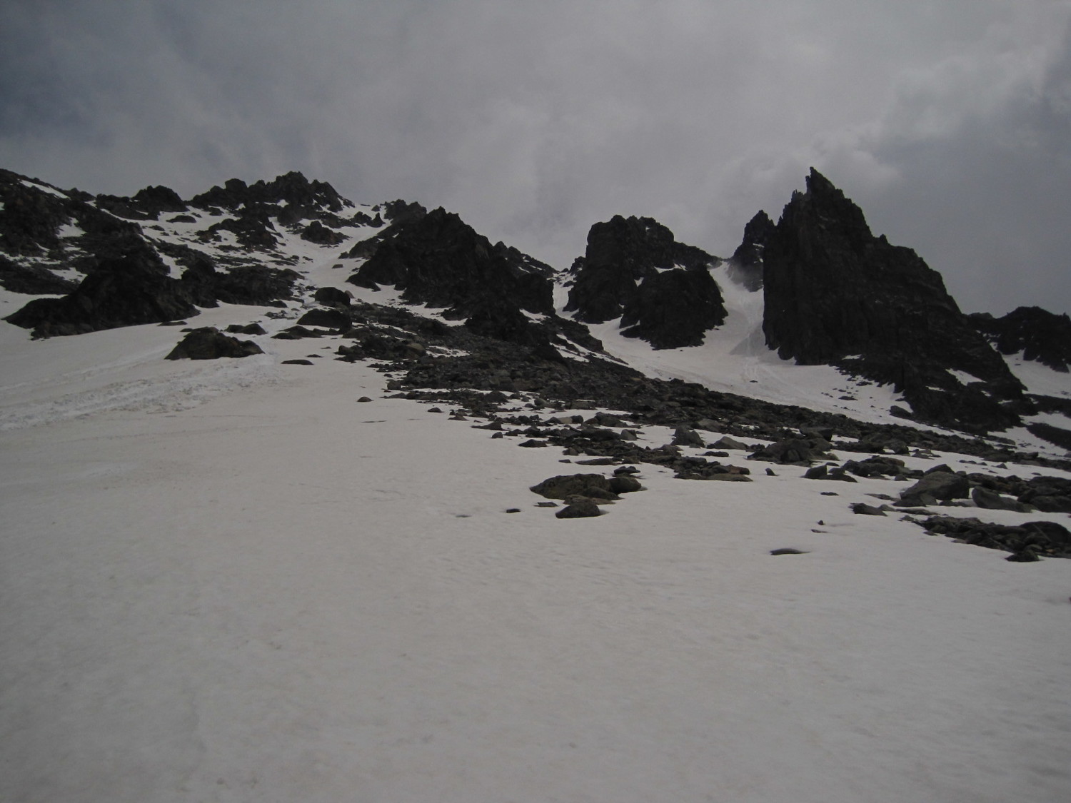 Roc des Sts Pères à gauche, Aiguille des Sts Pères à droite