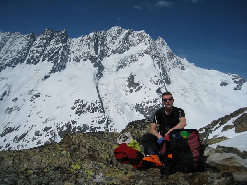 Montée à l'Ewigschneehorn, face aux Lauteraarhorn et Schreckhorn
