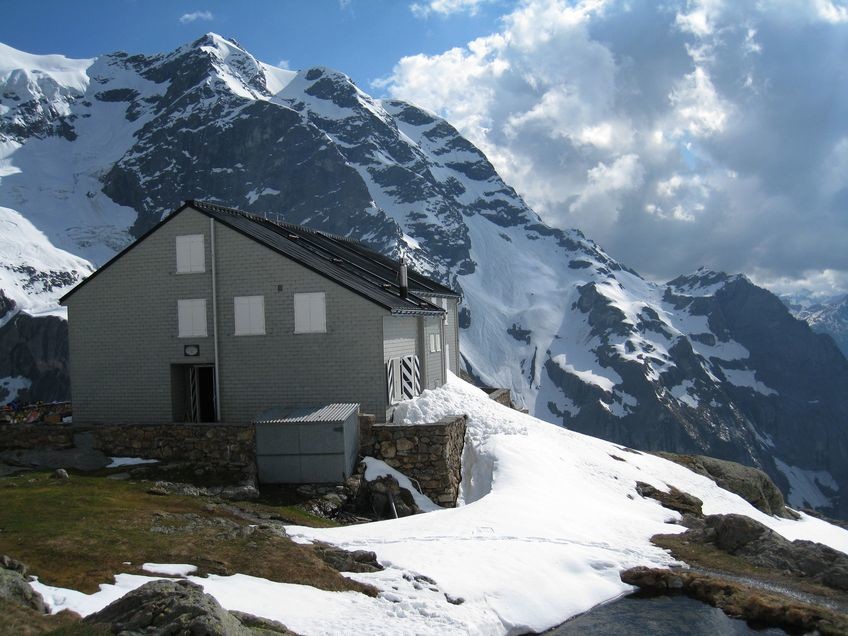 Cabane Gleckstein (2317 m)