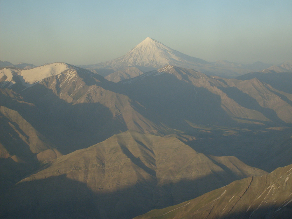 Depuis le refuge Toscal le Damavand est immense au loin