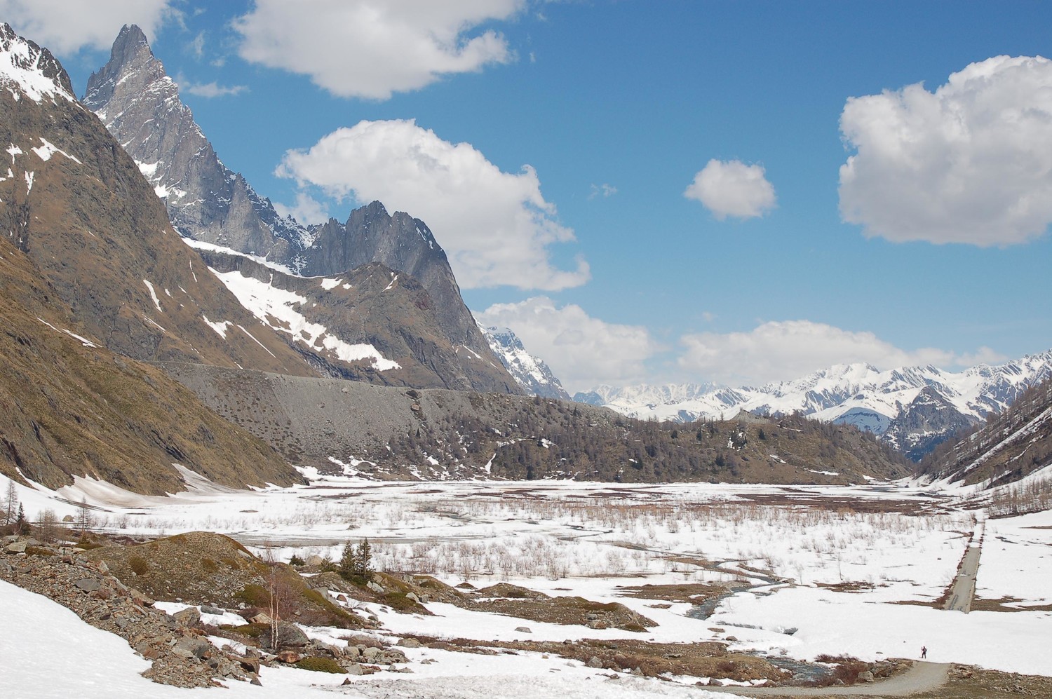 Le Lac Combal sous la Noire de Peuterey