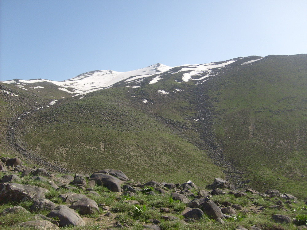 La vue vers 2700m, on passe à droite de la pointe au milieu de la foto, le sommet est visible en tout petit sur sa droite