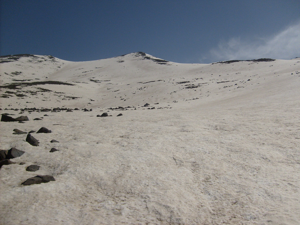 Bivouac possible sur les rochers à droite et on passe donc à droite de la pointe
