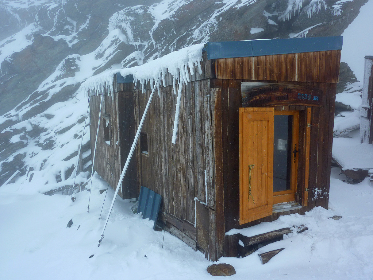 Refuge du Grand Col (volet ouvert pour montrer la porte vitrée)