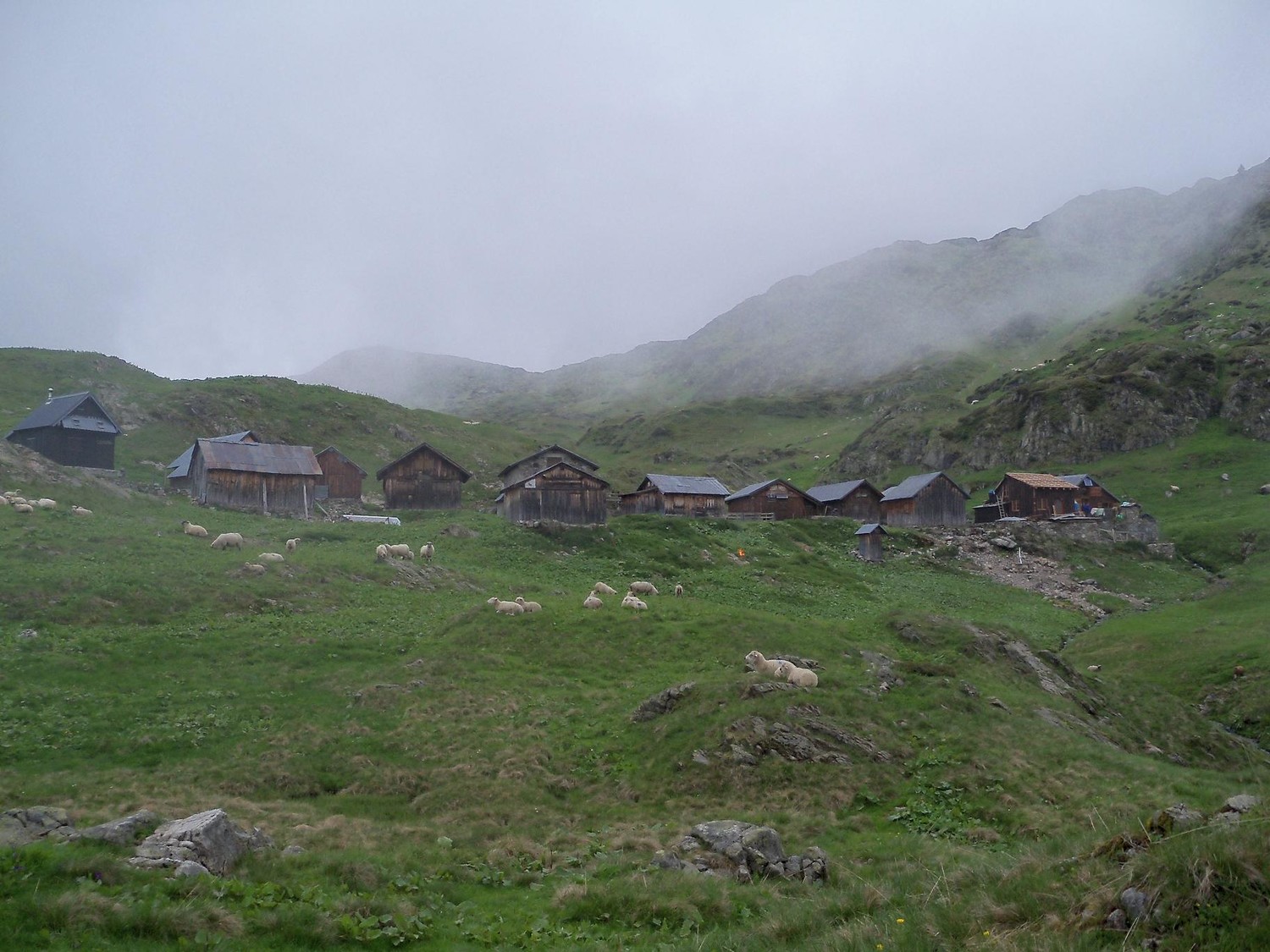 Chalets de Pormenaz dans la brume