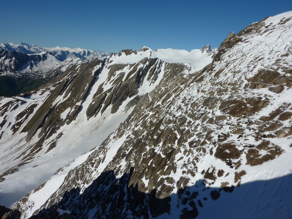 La suite c'est l'Aiguille des Sasses au fond à droite puis le couloir évident en face