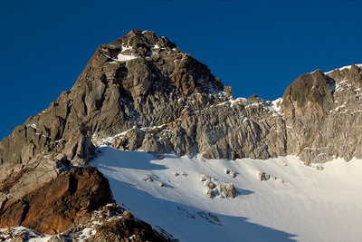 Pic Arlaud et la corniche d'accès à la brèche des Gourgs Blancs Pic Arlaud et la corniche d'accès à la brèche des Gourgs Blancs