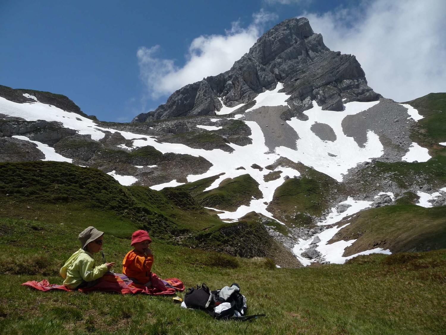 pause bien mérité au lac, dominé par Pointe Blanc he et le col de Balafrasse