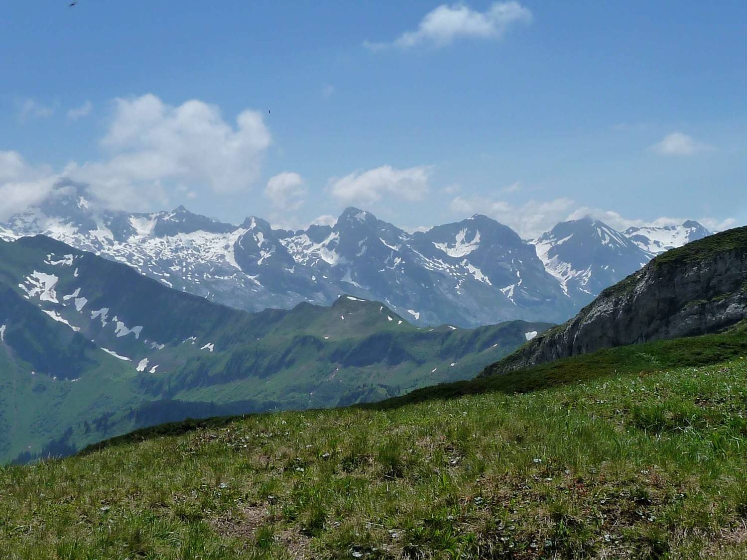 les aravis encore bien comblés de neige