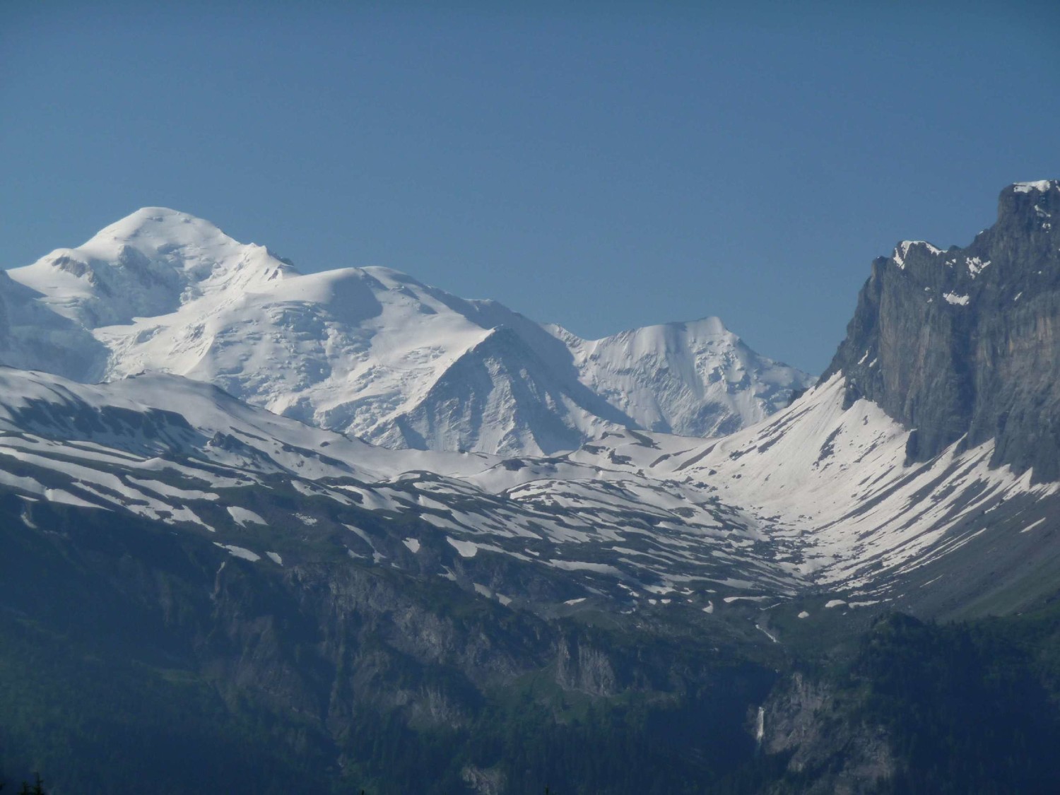 mont blanc et vallon d'anterne encore bien enneigé