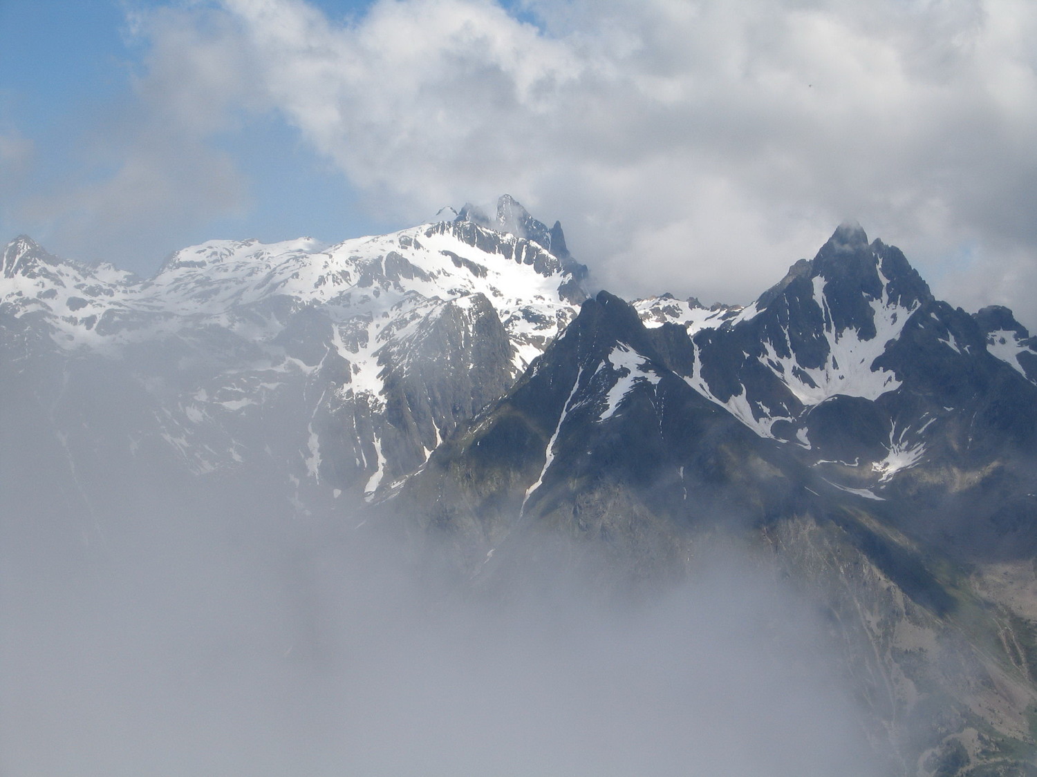 du sommet, le grand pic entre deux nuages