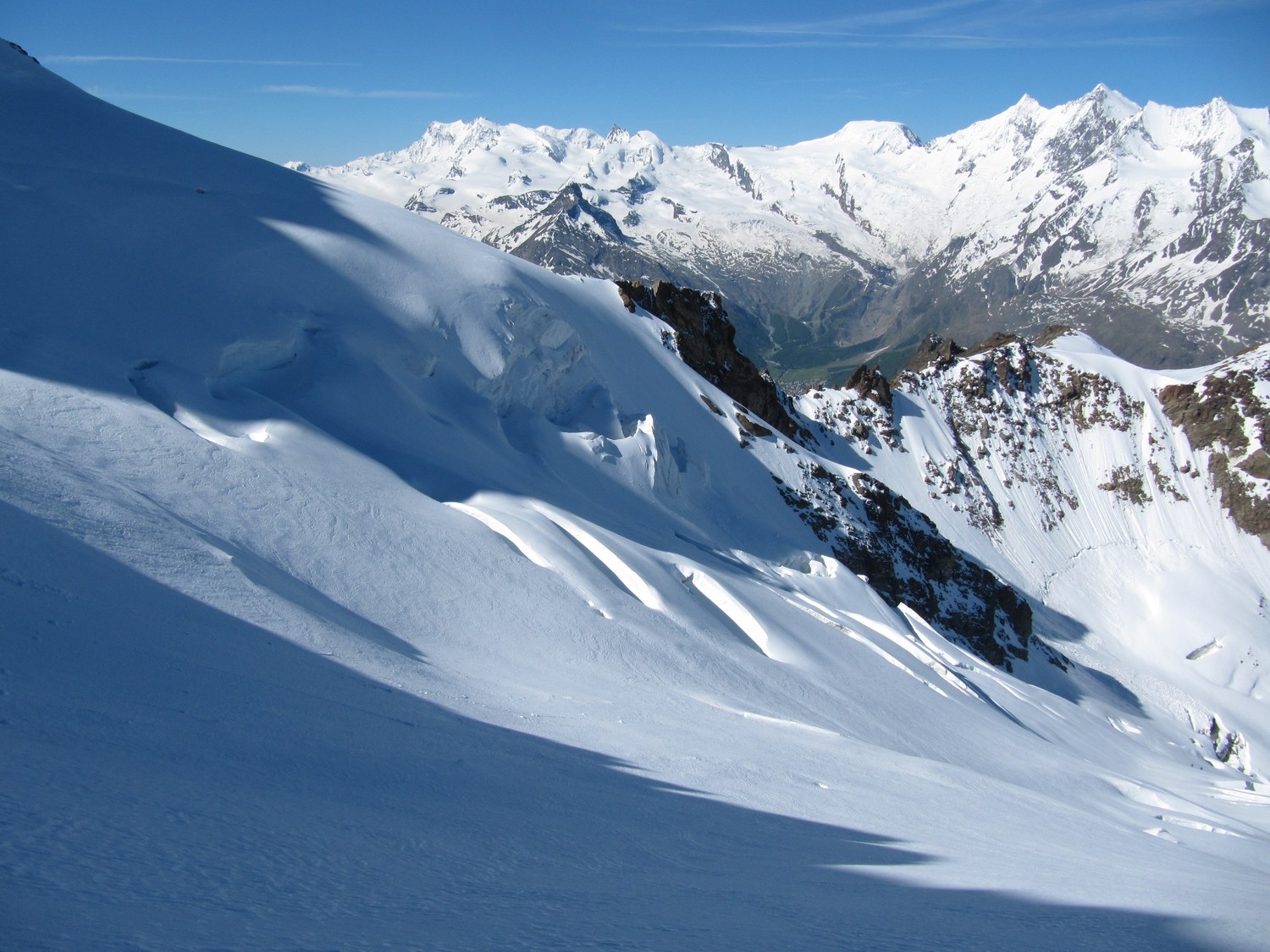 Le mur du bas derrière les séracs, sur fond d'alpes valaisannes