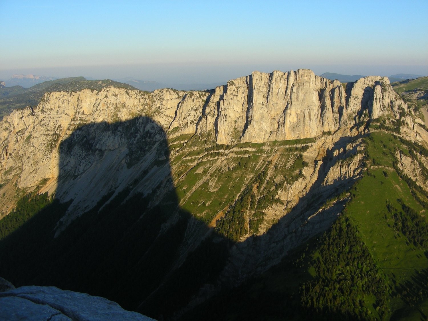 L'ombre du Mont Aiguille sur les rochers de Parquet
