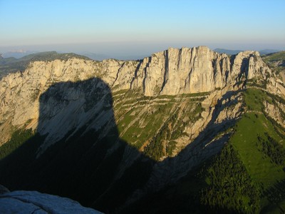 L'ombre du Mont Aiguille sur les rochers de Parquet L'ombre du Mont Aiguille sur les rochers de Parquet