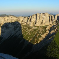 L'ombre du Mont Aiguille sur les rochers de Parquet