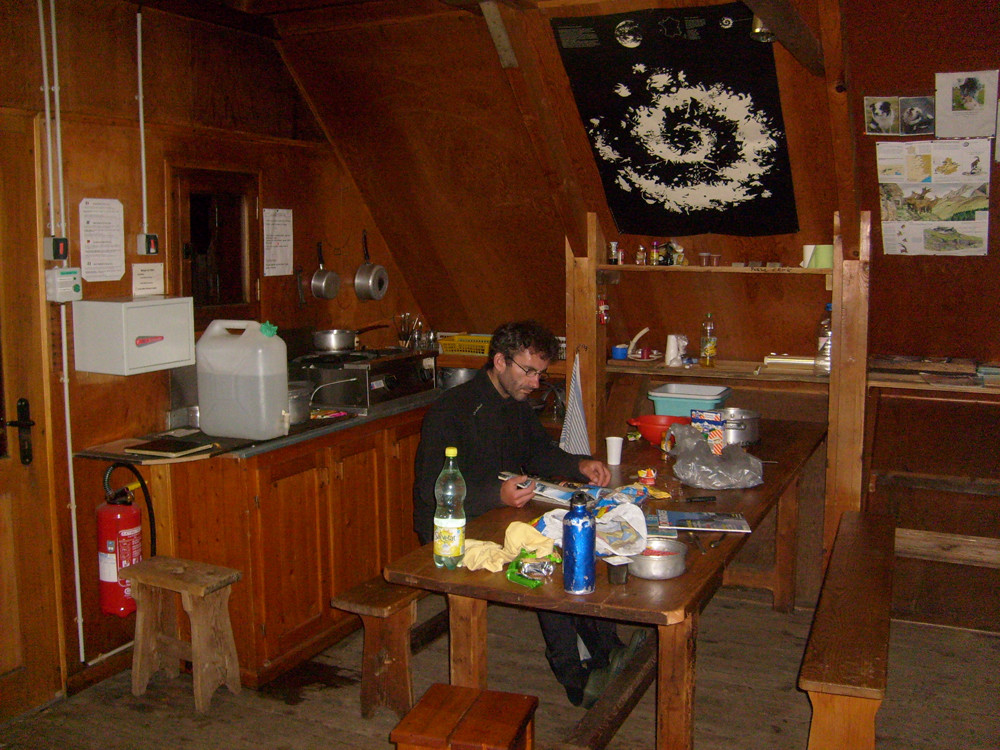 Refuge du Turia très sympa avec le Dam's plongé dans les mags de montagnes locaux