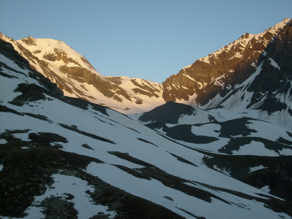 Le grand Col et le couloir direct y menant, mais ça passe donc aussi par la gauche en arrivant plus haut