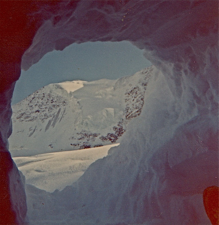 La face nord de la Pointe de Mourti, vue de la caverne de neige - bivouac, lors de la 1ère ascension hivernale en 1968