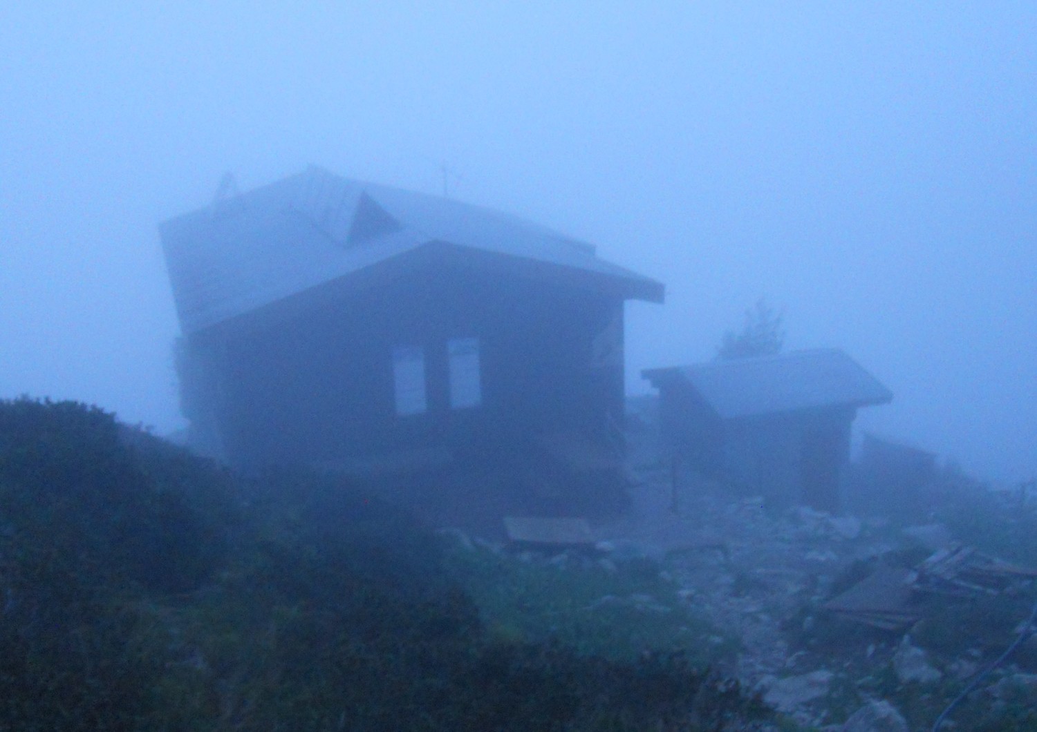 le refuge Chabournéou en soirée