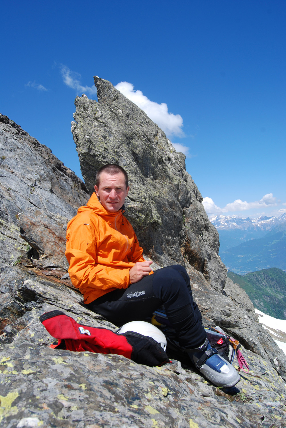Paolo al Passo dell'Omo di Malgina 2621 m con dietro il caratteristico roccione dell'Omo di Malgina.