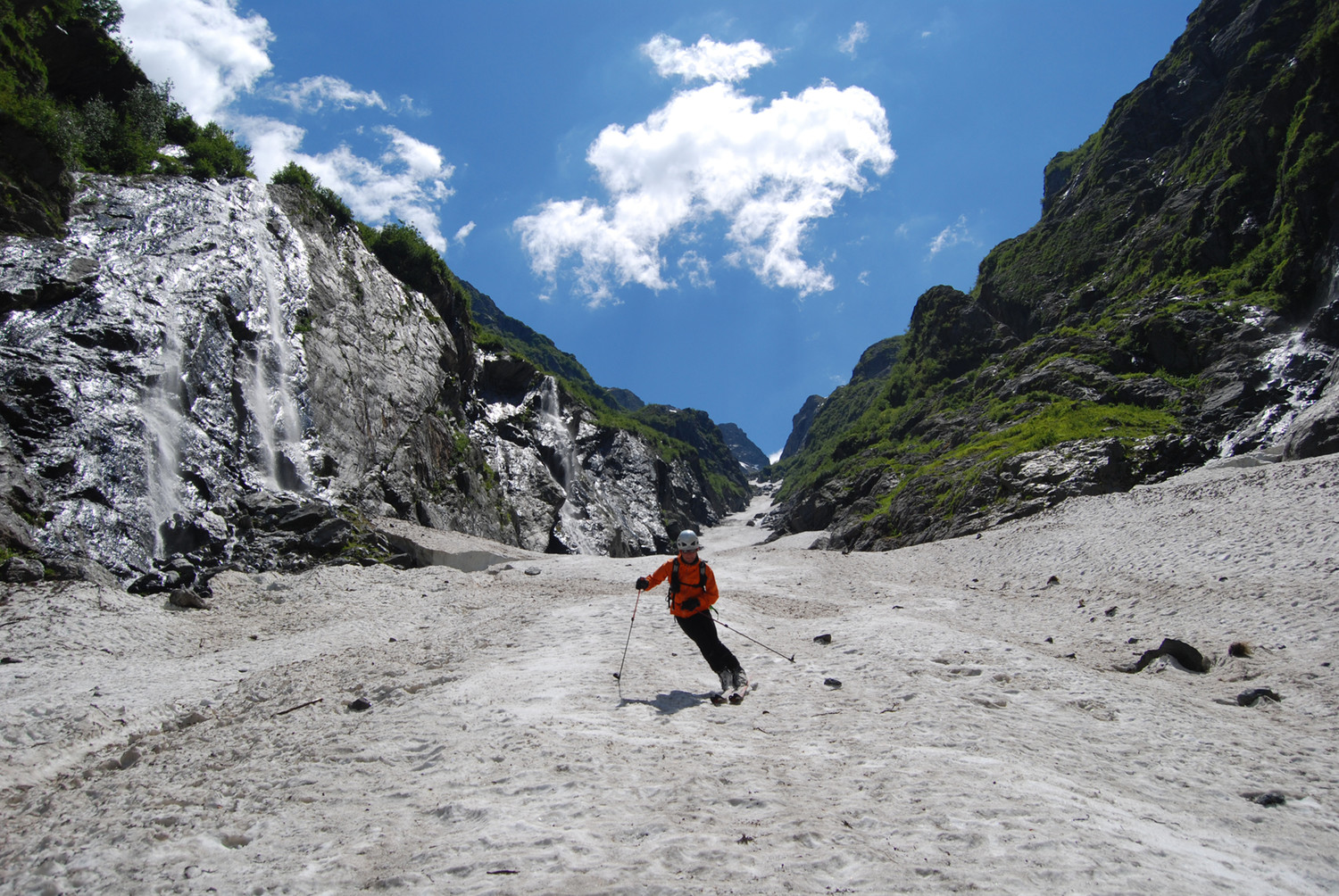 Discesa nel Canalone della Malgina a circa 1500 m, con una delle numerose cascate laterali.