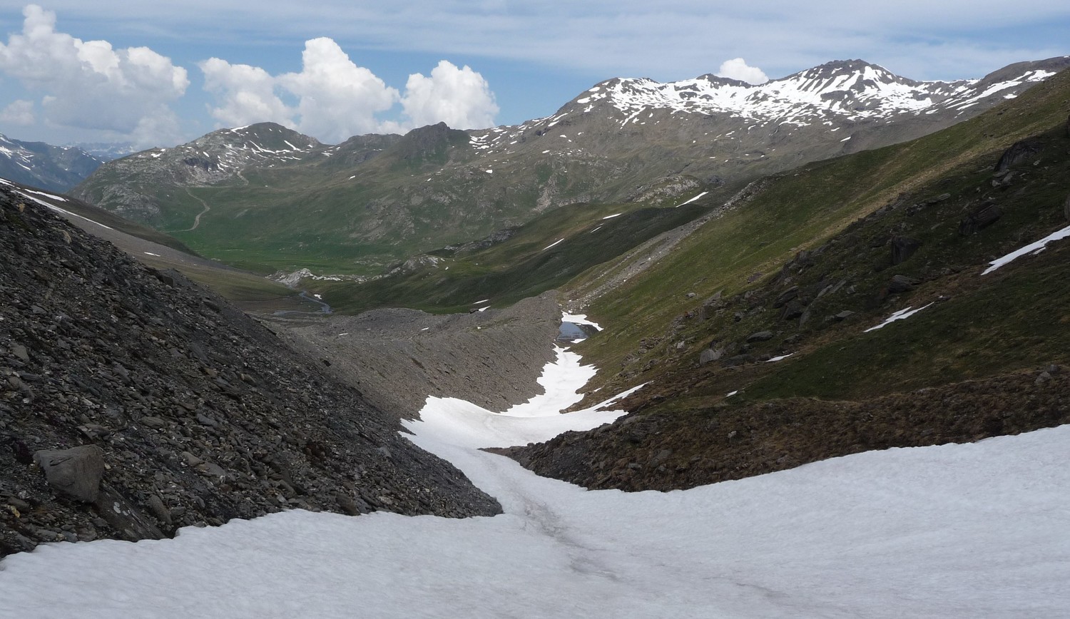 Pointe des Mines, fin de la descente les skis au bord du lac