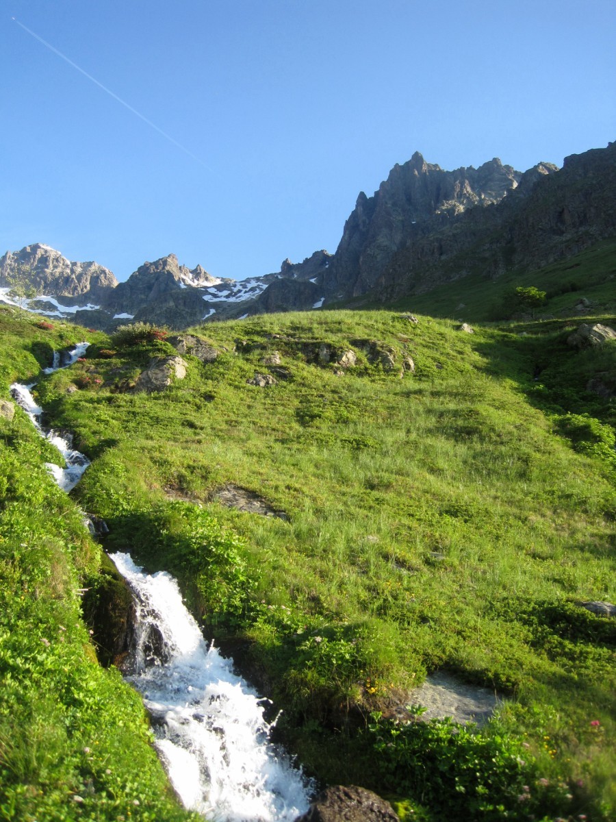 Dans l'approche avec le roc de Pellegrin au fond