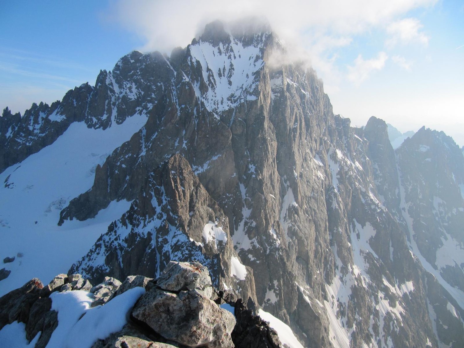 Pilier sur des Ecrins semble sec avec des névés pour l'eau