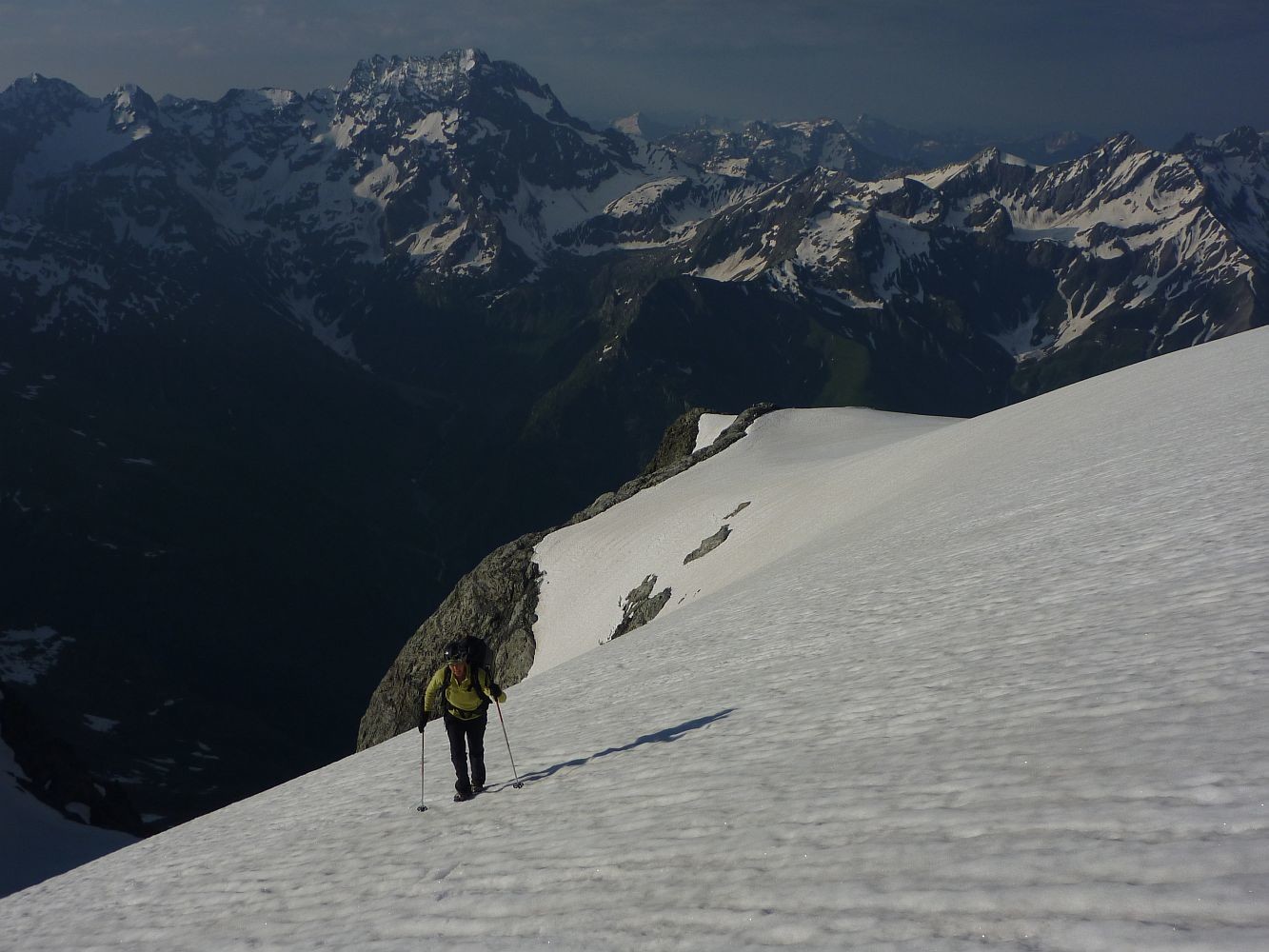Arrivée sur le glacier des Rouies. Au fond, le Sirac.
