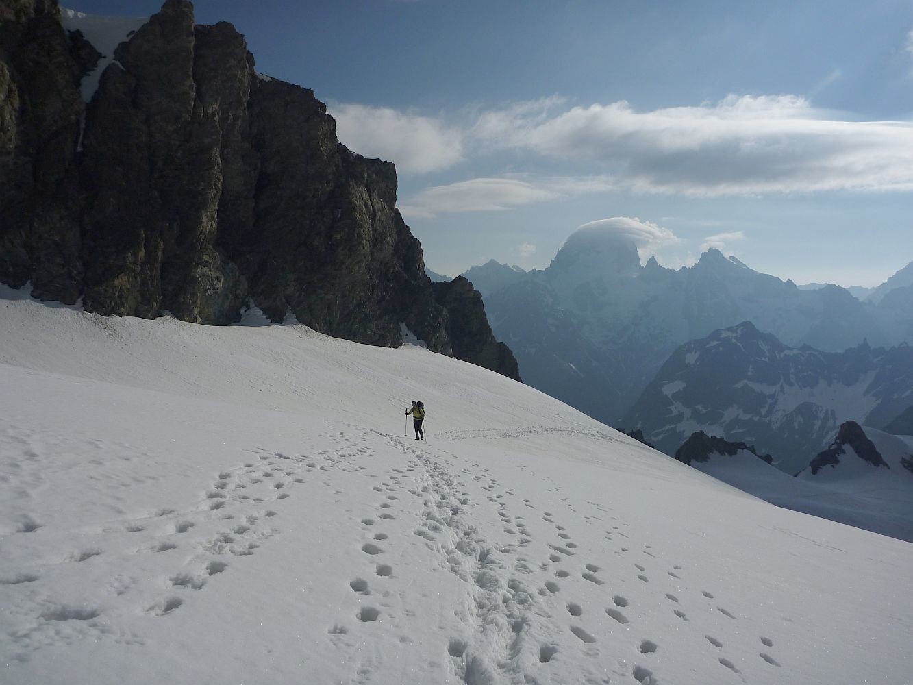 Sur le plateau glaciaire. La Barre a mis son chapeau.