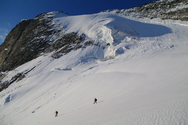 Demi-tour à la poursuite du gant qui glisse !