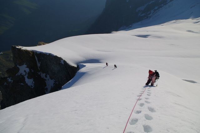Sur l'arrête neigeuse pour l'accès à l'arête NE du Râteau E
