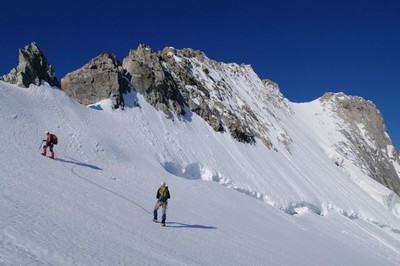 L'arête NE du Râteau commence à gauche, et se finit par l'antécime à gauche du col L'arête NE du Râteau commence à gauche, et se finit par l'antécime à gauche du col