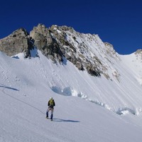 L'arête NE du Râteau commence à gauche, et se finit par l'antécime à gauche du col