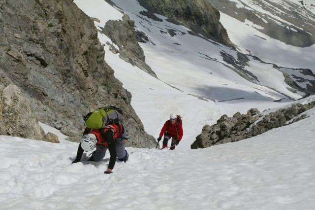 Descente par le versant E de la Brèche du Râteau : c'est presque encore tout en neige