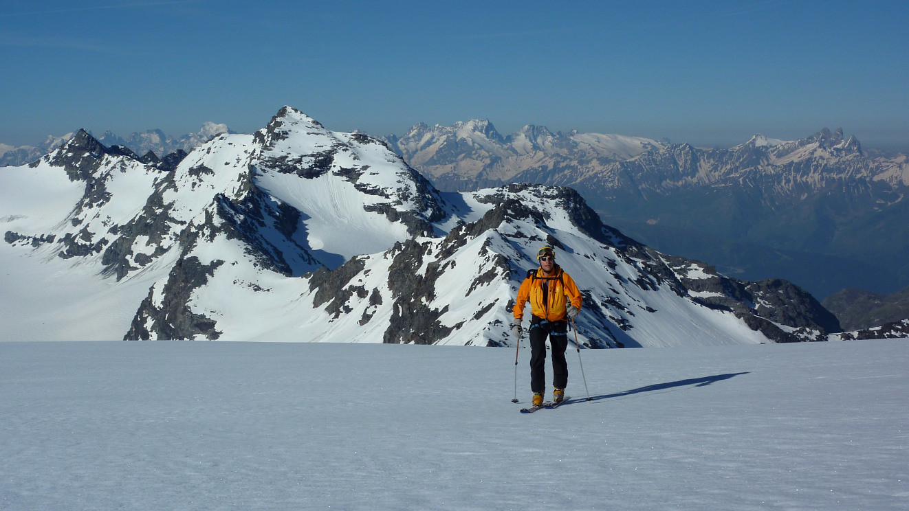 En montant à Polset, devant la Pointe du Bouchet et les Ecrins