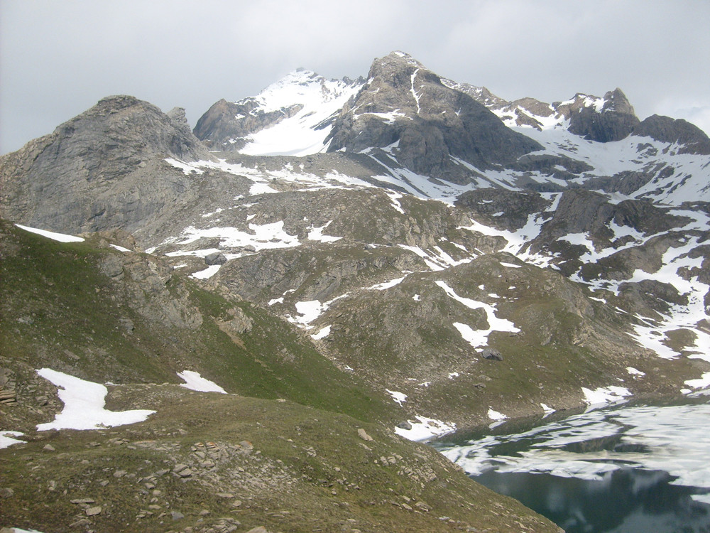 Selon l'enneigement descendre au mieux les paliers séparant la moraine frontale et le lac