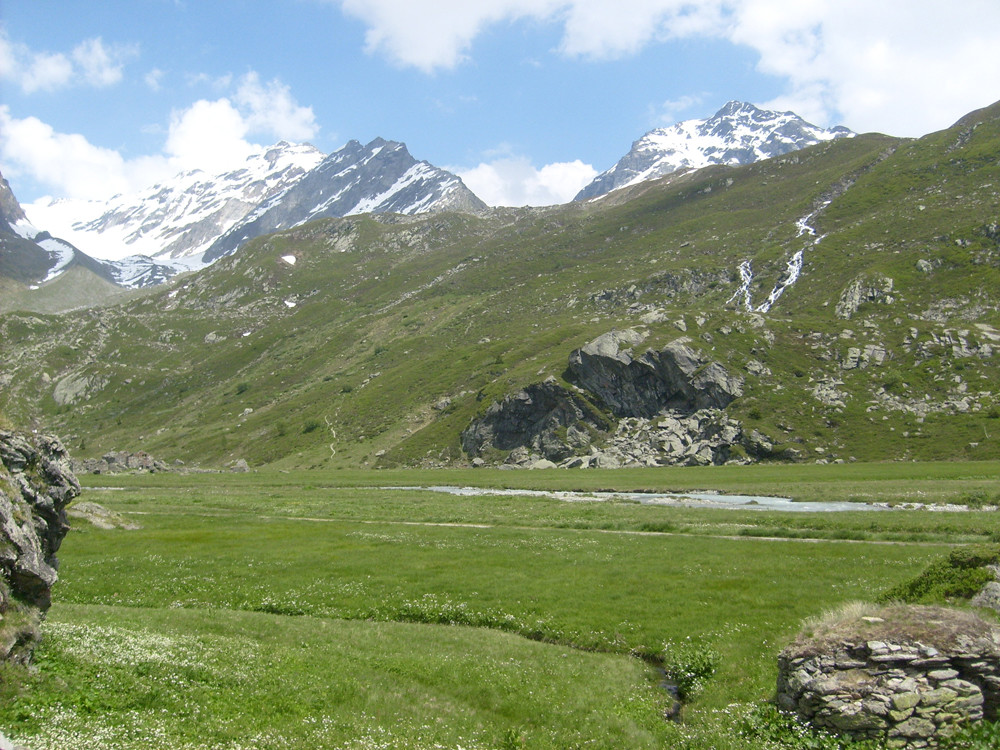 Depuis le refuge on voit le sentier à gauche des gros rochers