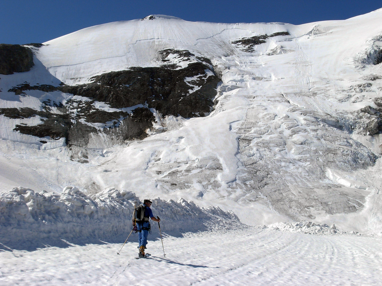 Tracce della enorme valanga staccatasi dal versante N del Gwachtenhorn