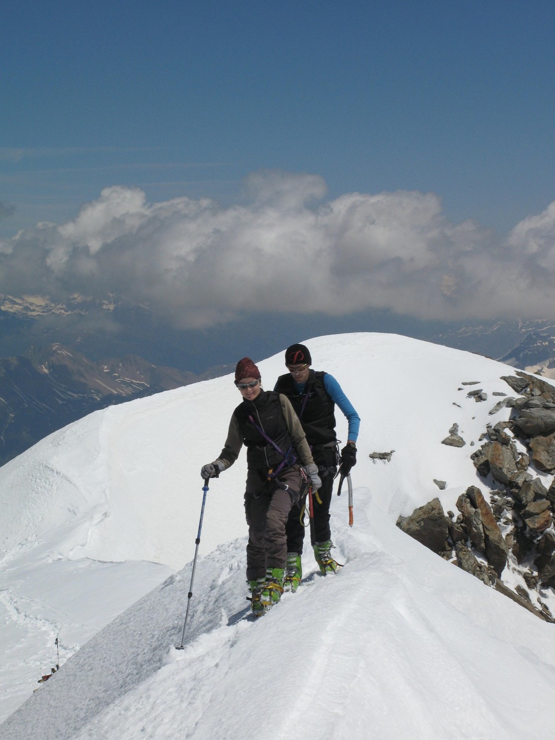 Mirka et Luc arrivent au sommet