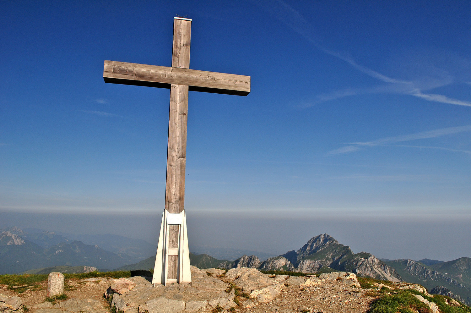 Dent d'Oche derrière la croix