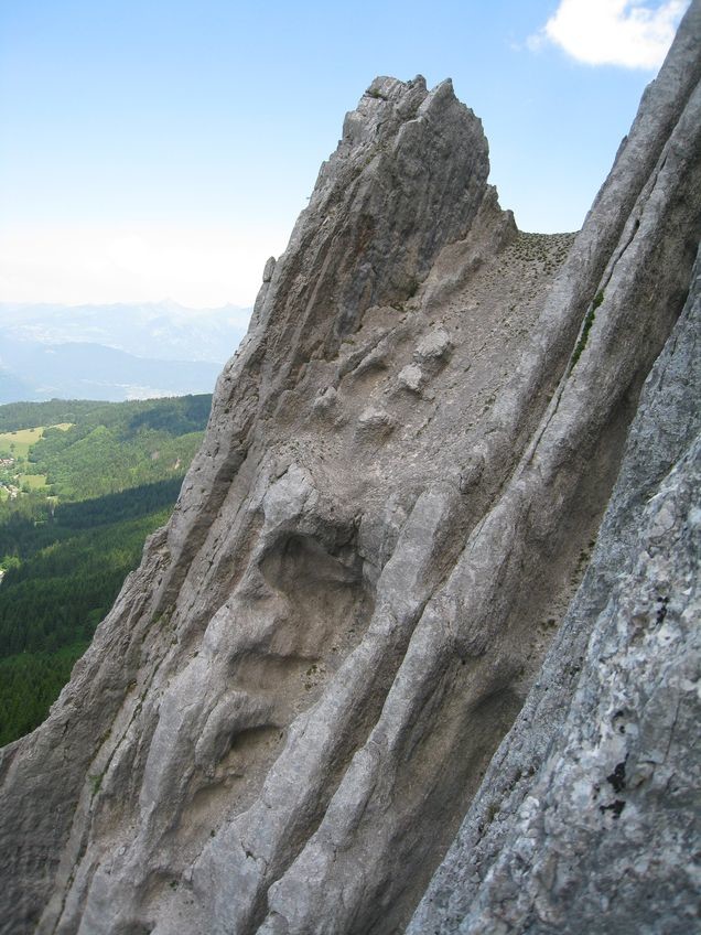 De R2, vue sur les piliers accolés de la voie Mroz