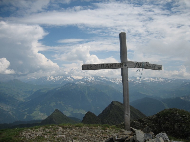 Croix sommitale sur fond de Mont-Blanc ennuagé