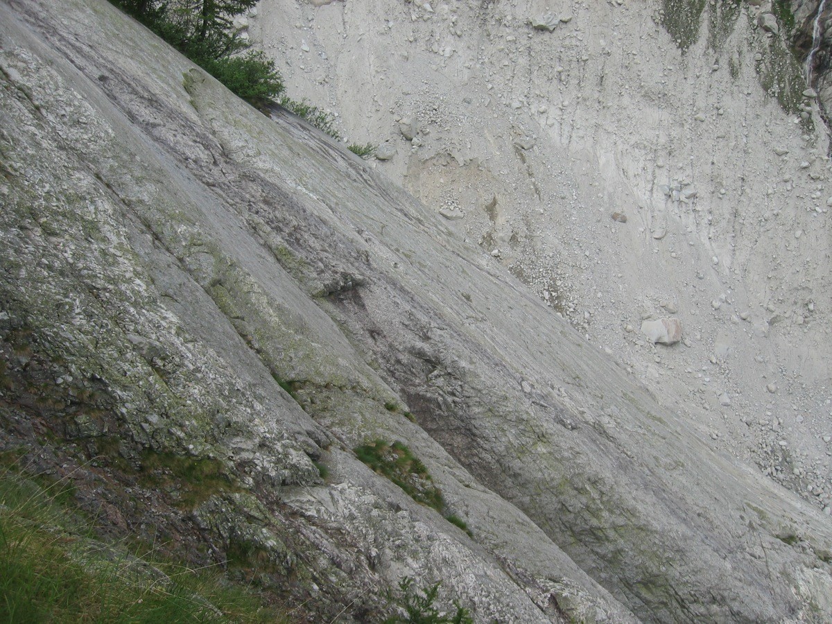 Des Pieds et des Mains, dalles de sorties